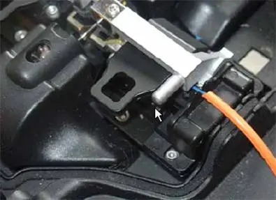 光纖熔接的詳細圖文步驟二:光纖熔接